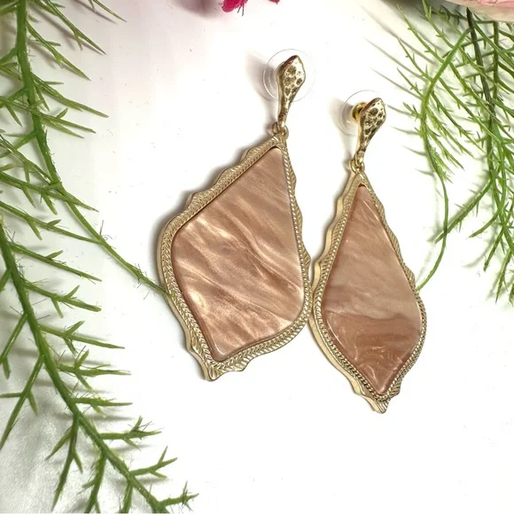 Chandelier⚜️Pearly Pink Acrylic Ornate Drop Earrings - Picture 3 of 6